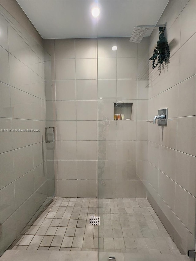 bathroom featuring a tile shower