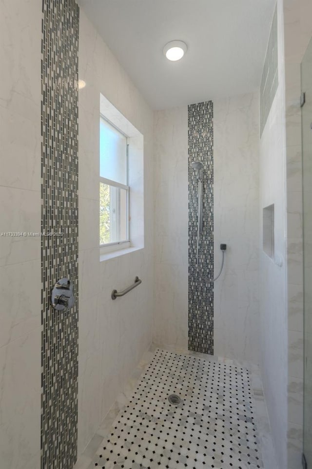 bathroom featuring a tile shower