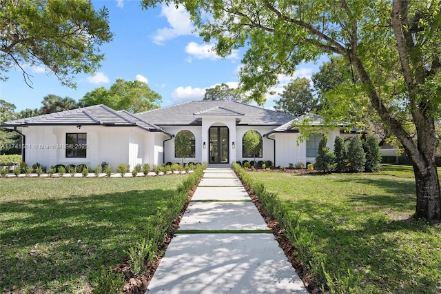 view of front facade featuring a front lawn