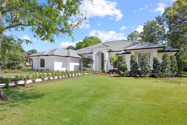 view of front of property featuring a front yard