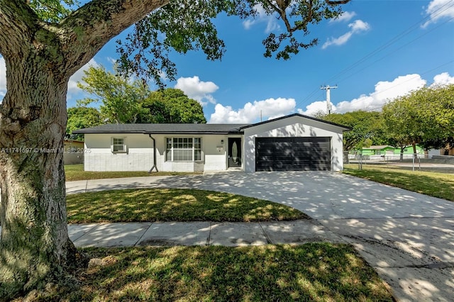 view of front facade featuring a garage and a front lawn