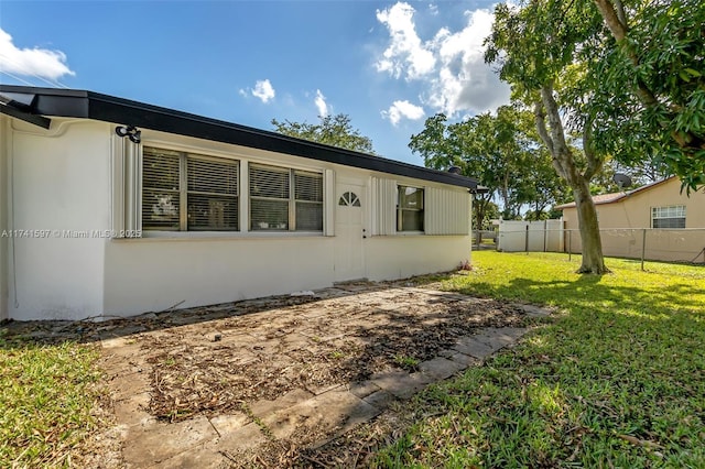 exterior space featuring a lawn