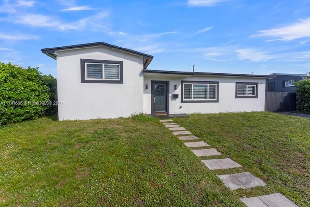 view of front of property featuring a front yard