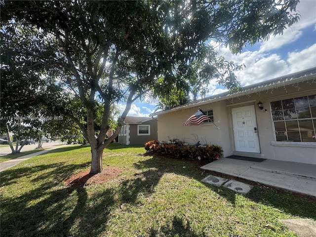 view of front of home featuring a front lawn