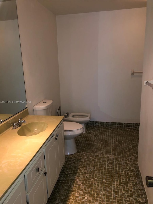 bathroom featuring a bidet, vanity, and toilet