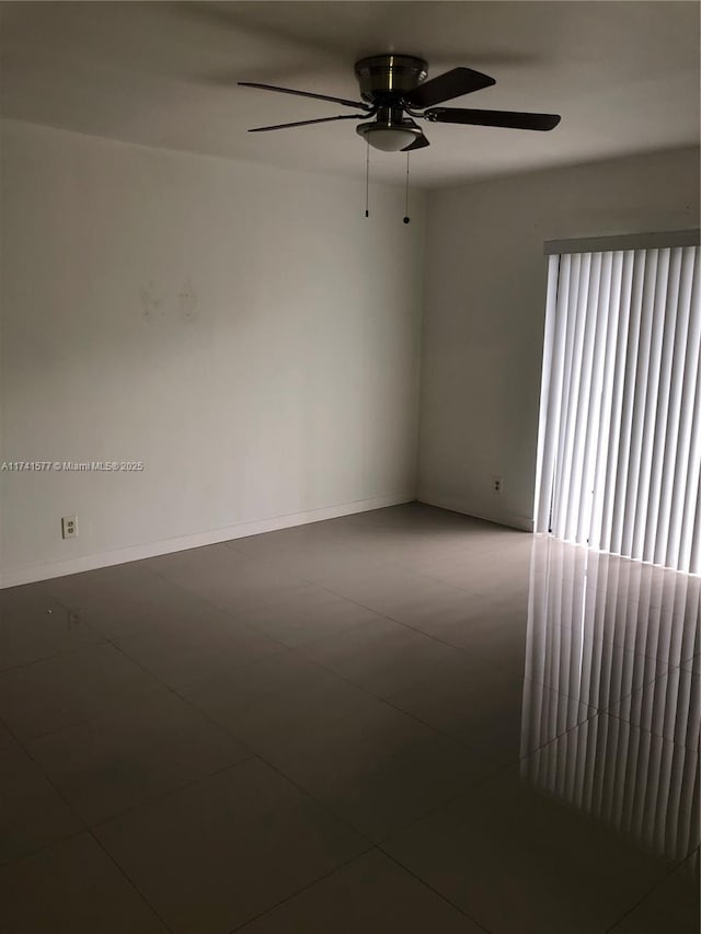 empty room featuring ceiling fan