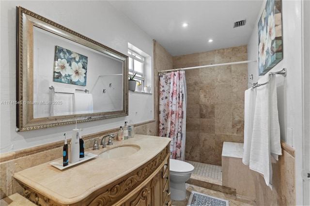 bathroom with a shower with curtain, vanity, and toilet