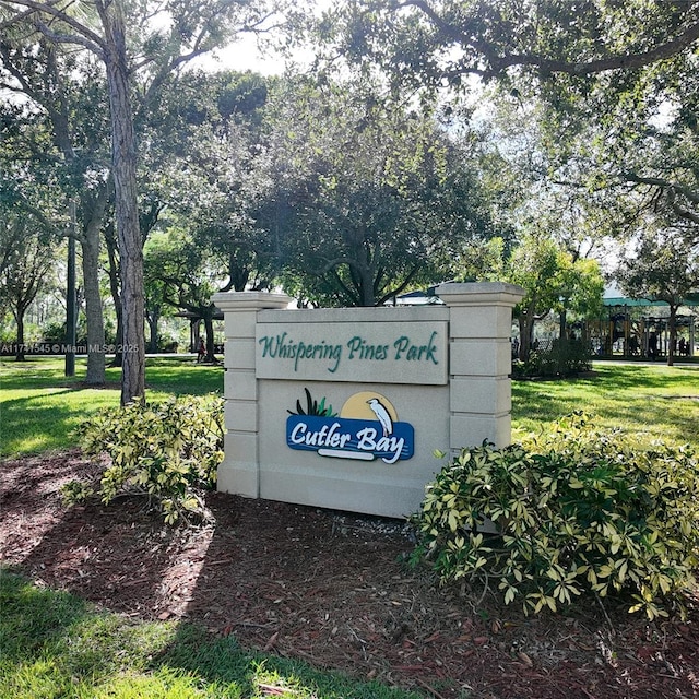 community / neighborhood sign featuring a lawn