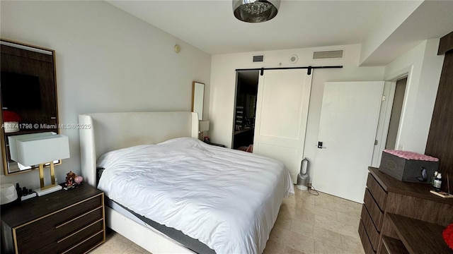 bedroom featuring a barn door and a closet