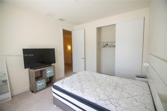 bedroom featuring carpet flooring and a closet