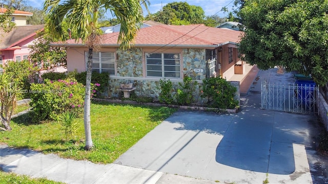 view of front facade featuring a front yard