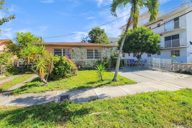 view of front of house with a front lawn