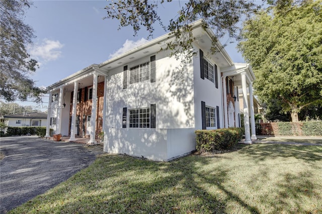 view of front of house featuring a front yard