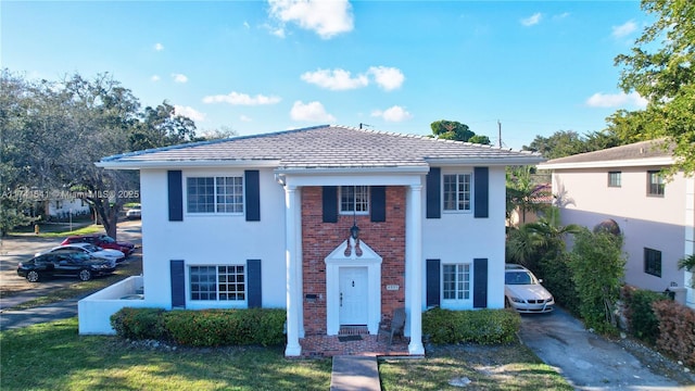 view of front of property featuring a front lawn