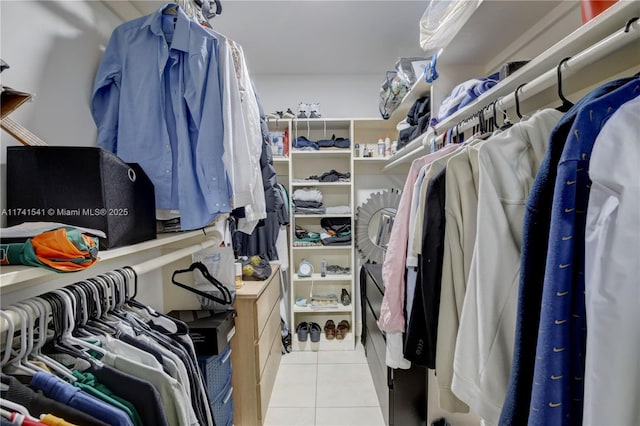 spacious closet featuring light tile patterned floors