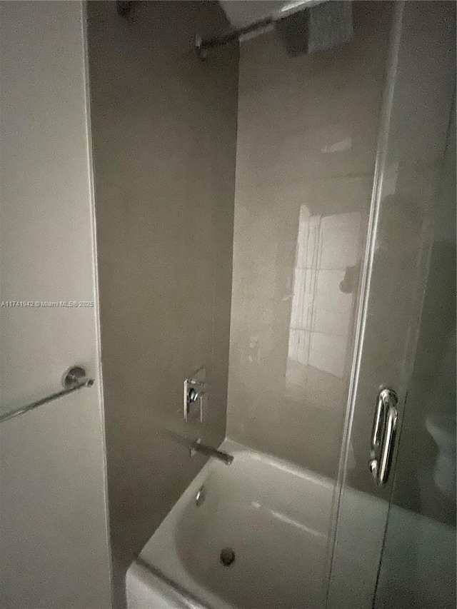 bathroom with enclosed tub / shower combo