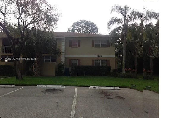 view of front of home featuring a front yard