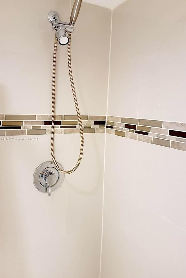 room details featuring a tile shower