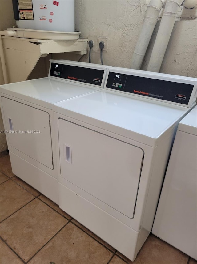 laundry room featuring tile patterned floors and independent washer and dryer