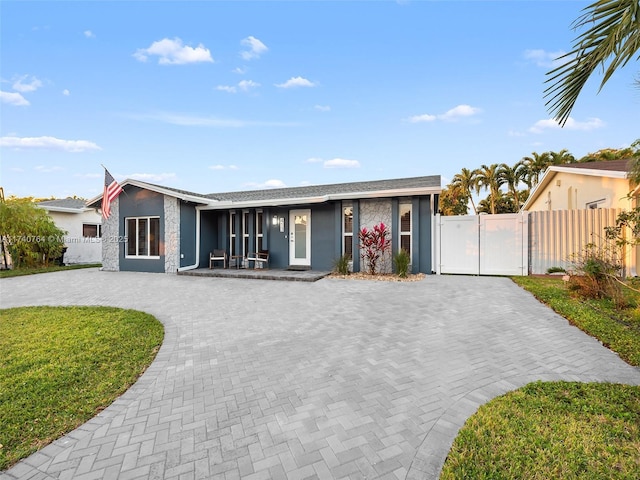 single story home featuring a porch