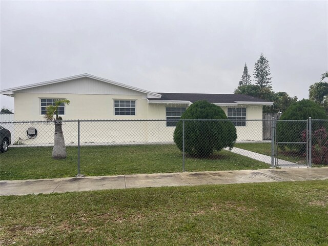 view of front of home featuring a front yard