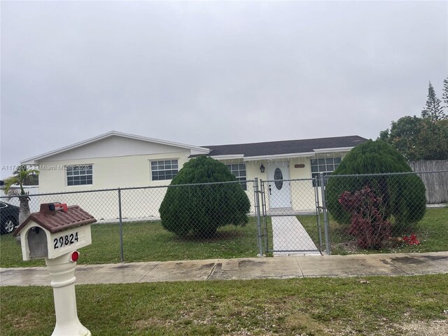 view of front of property featuring a front yard