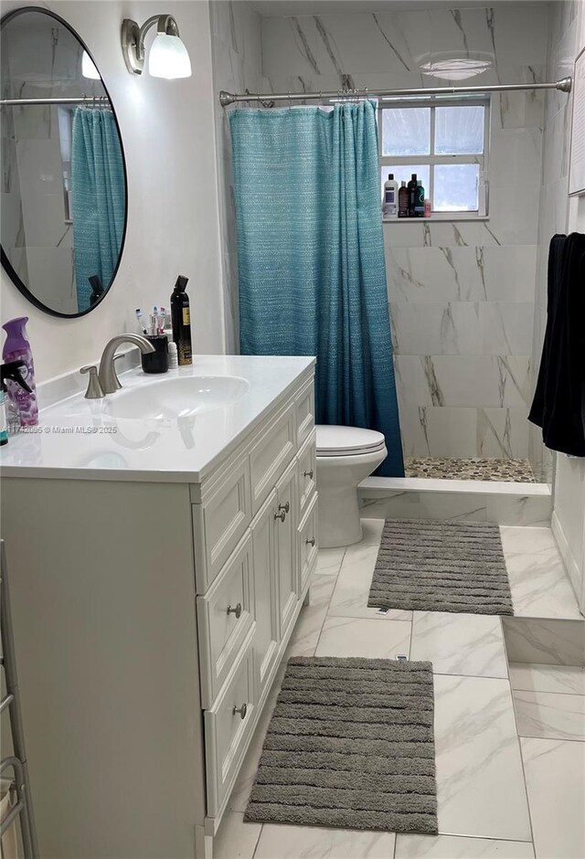 bathroom featuring toilet, a shower with shower curtain, and vanity