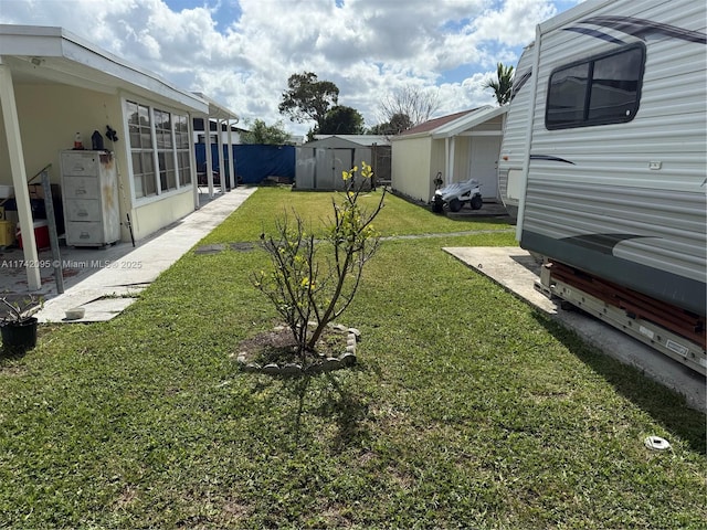 view of yard featuring a shed