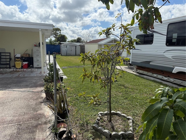 view of yard featuring a shed