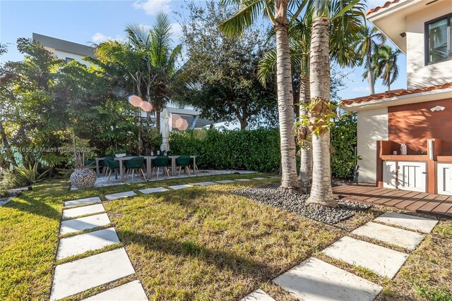 view of yard featuring a patio
