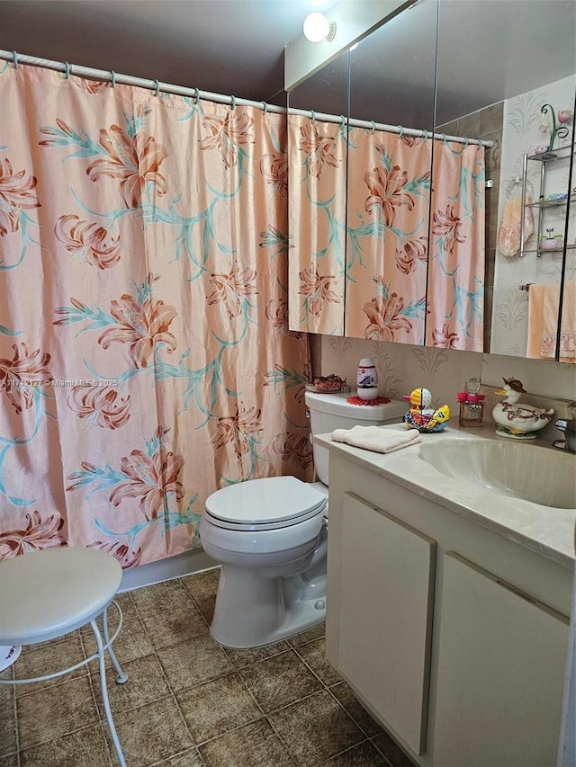 bathroom featuring a shower with curtain, vanity, and toilet