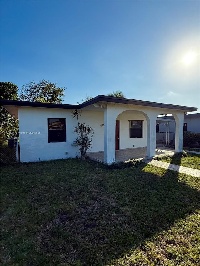 view of front facade featuring a front yard