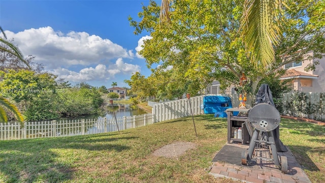 view of yard featuring a water view