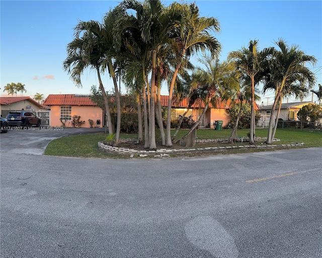 view of front of home featuring a front yard