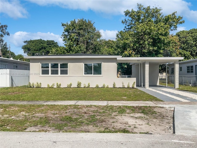 view of front of home featuring a carport and a front yard