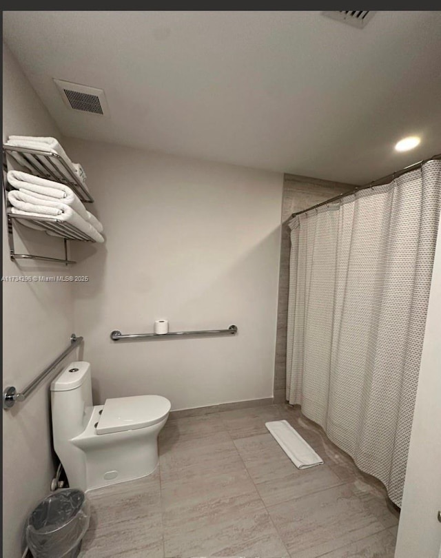 3900 Biscayne Blvd Unit N-823, Miami, FL 33137 - bathroom with visible vents, toilet, and a shower with curtain