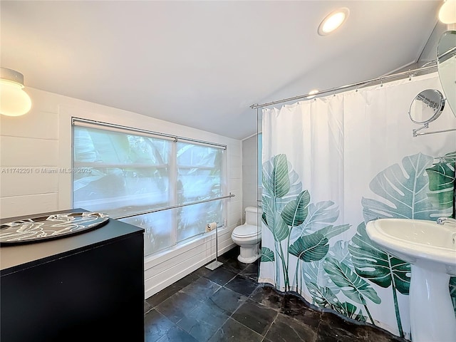 full bath featuring toilet, curtained shower, and vaulted ceiling