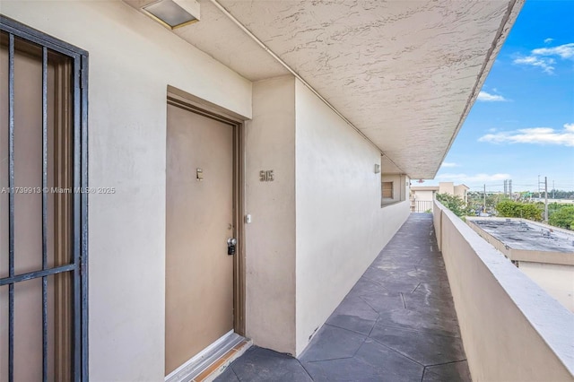 property entrance featuring a balcony