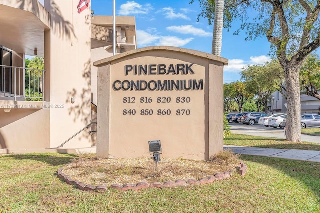 community / neighborhood sign featuring a lawn