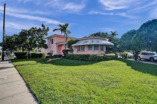 view of front of property featuring a front lawn