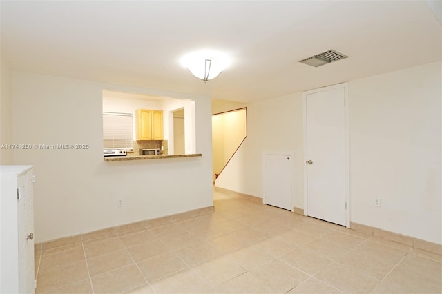 empty room featuring light tile patterned floors