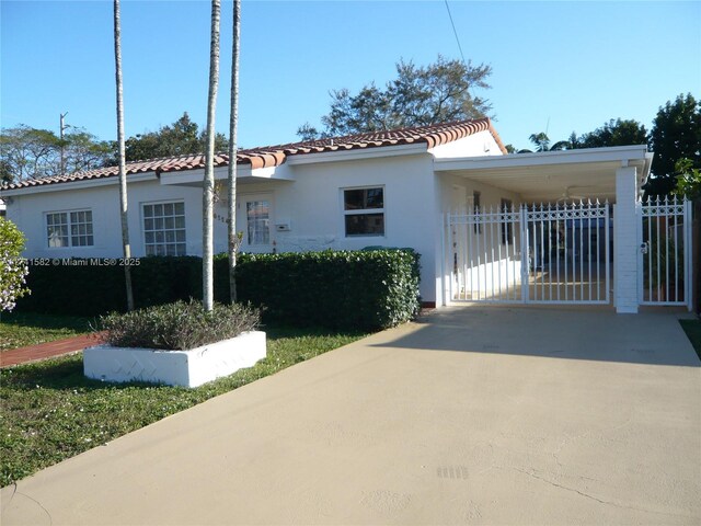 view of front facade featuring a carport