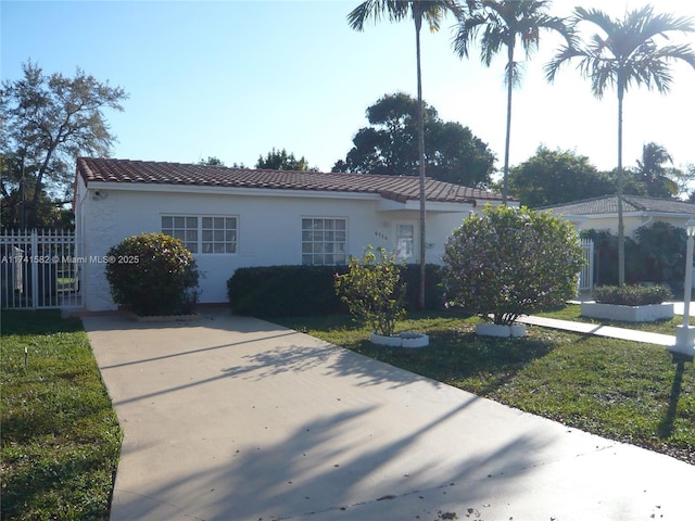 view of front facade with a front lawn