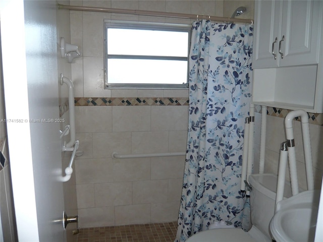 bathroom featuring a shower with curtain and toilet