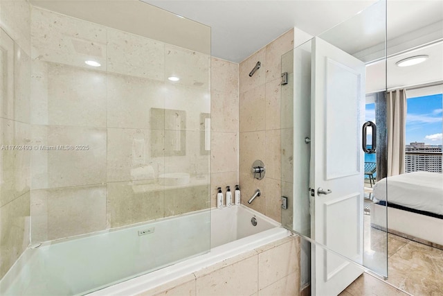 bathroom with tiled shower / bath