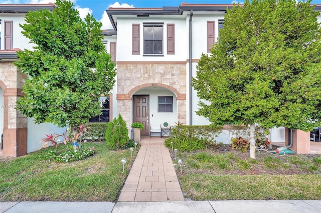 view of front of house featuring a front yard