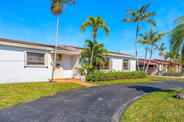 view of front of home featuring a front lawn