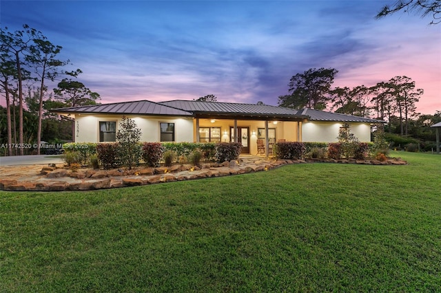 view of front of property featuring a lawn