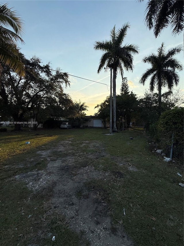 view of yard at dusk