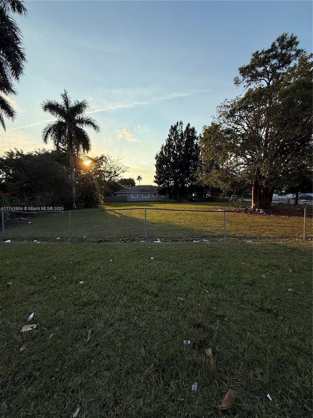 view of yard at dusk